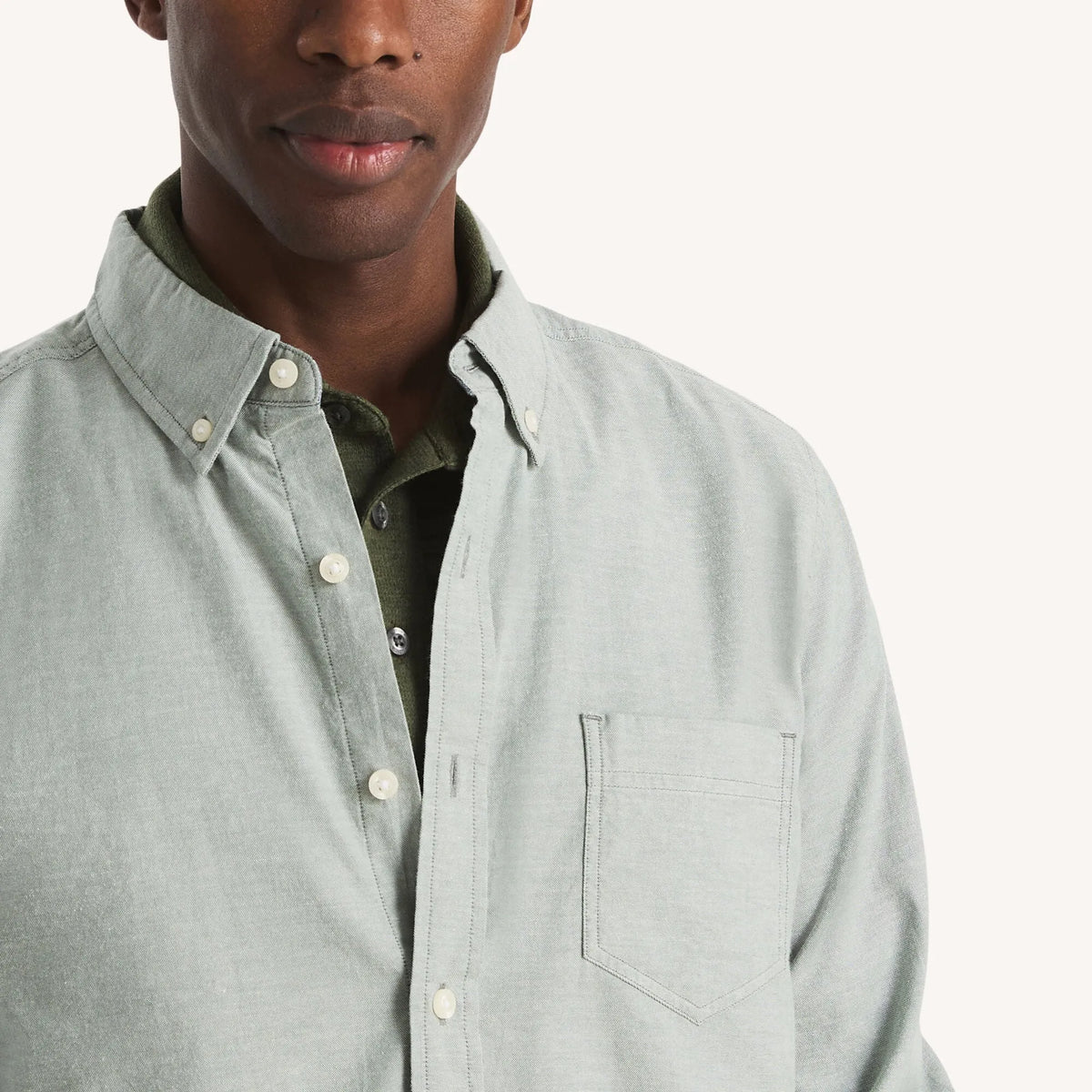 Camisa manga larga unicolor Oxford con bolsillo
