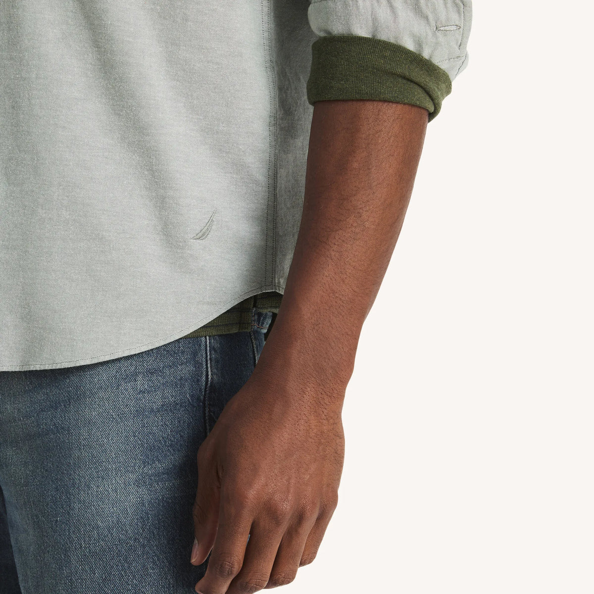 Camisa manga larga unicolor Oxford con bolsillo
