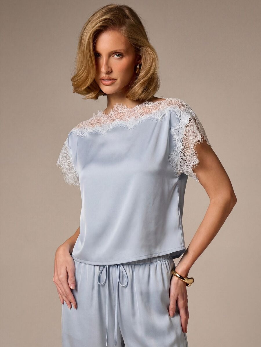 Blusa elegante de satén con encaje