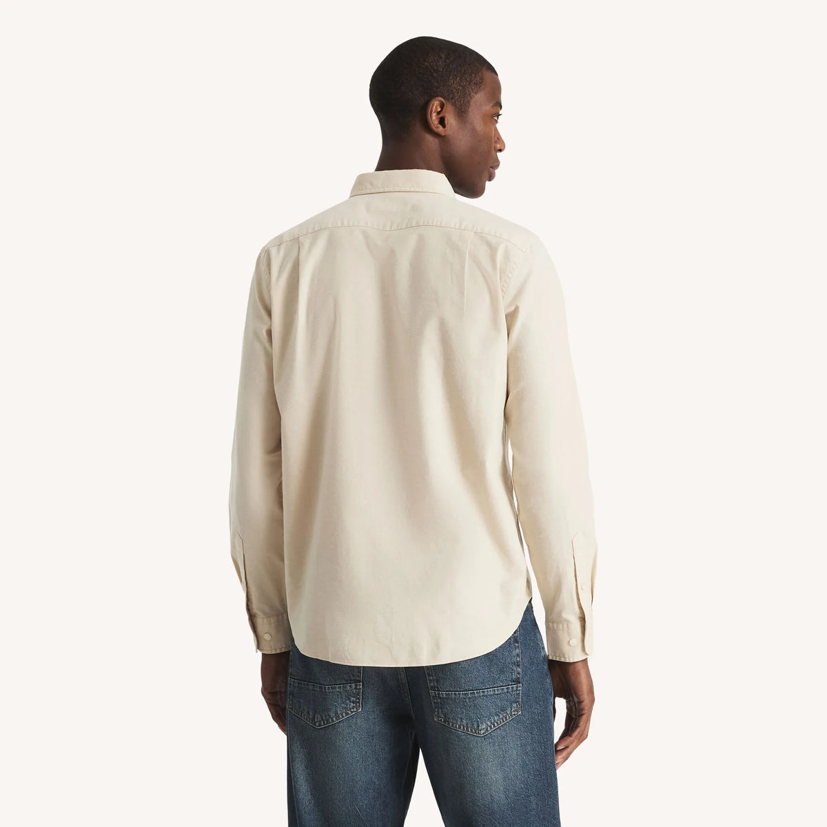Camisa manga larga unicolor Oxford con bolsillo