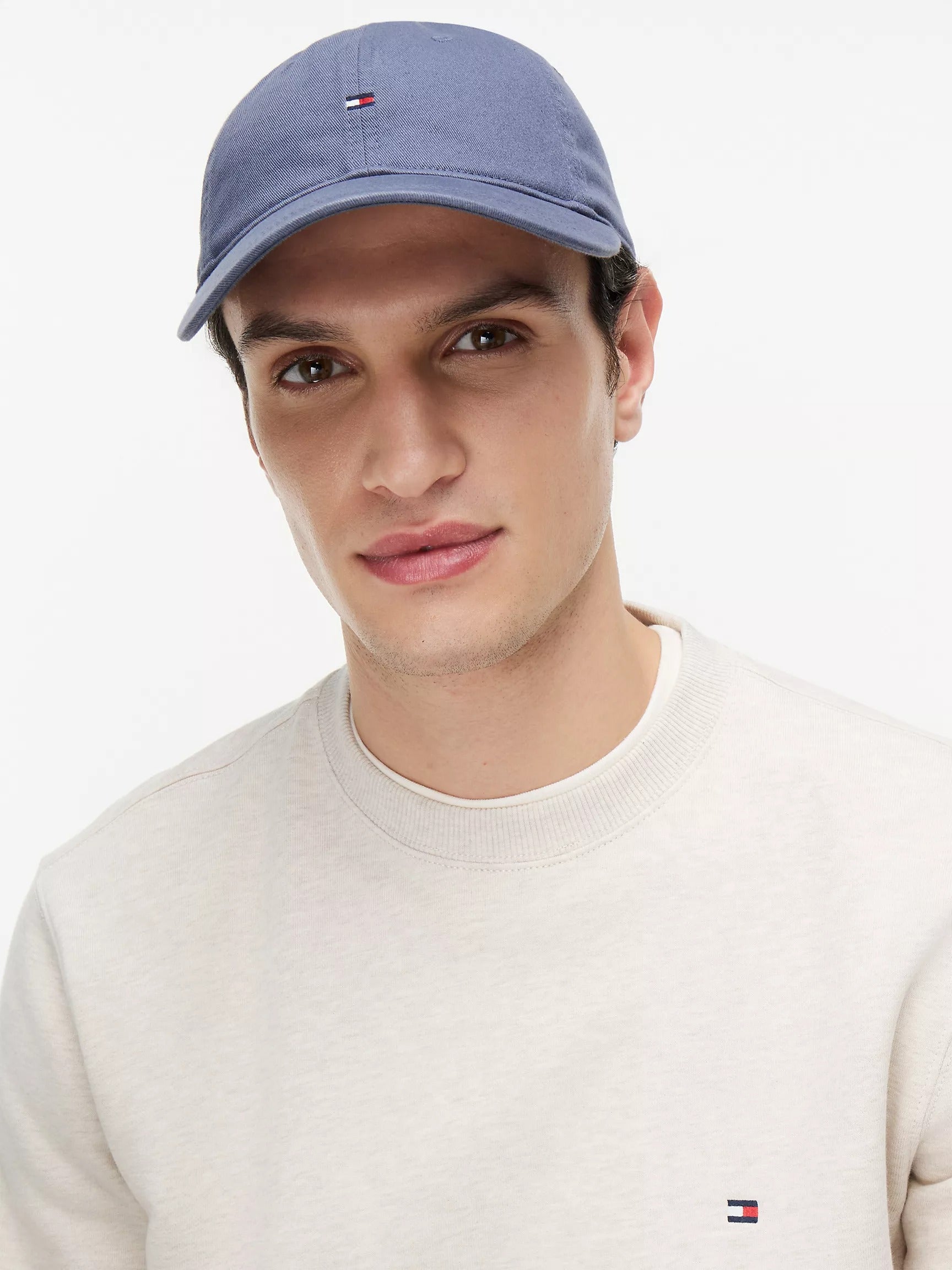 Gorra con bandera bordada