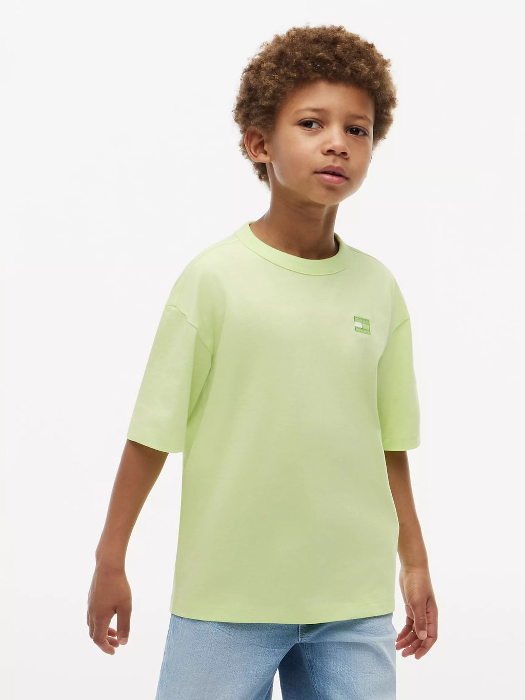 Franela con logo bordado del mismo color para niños