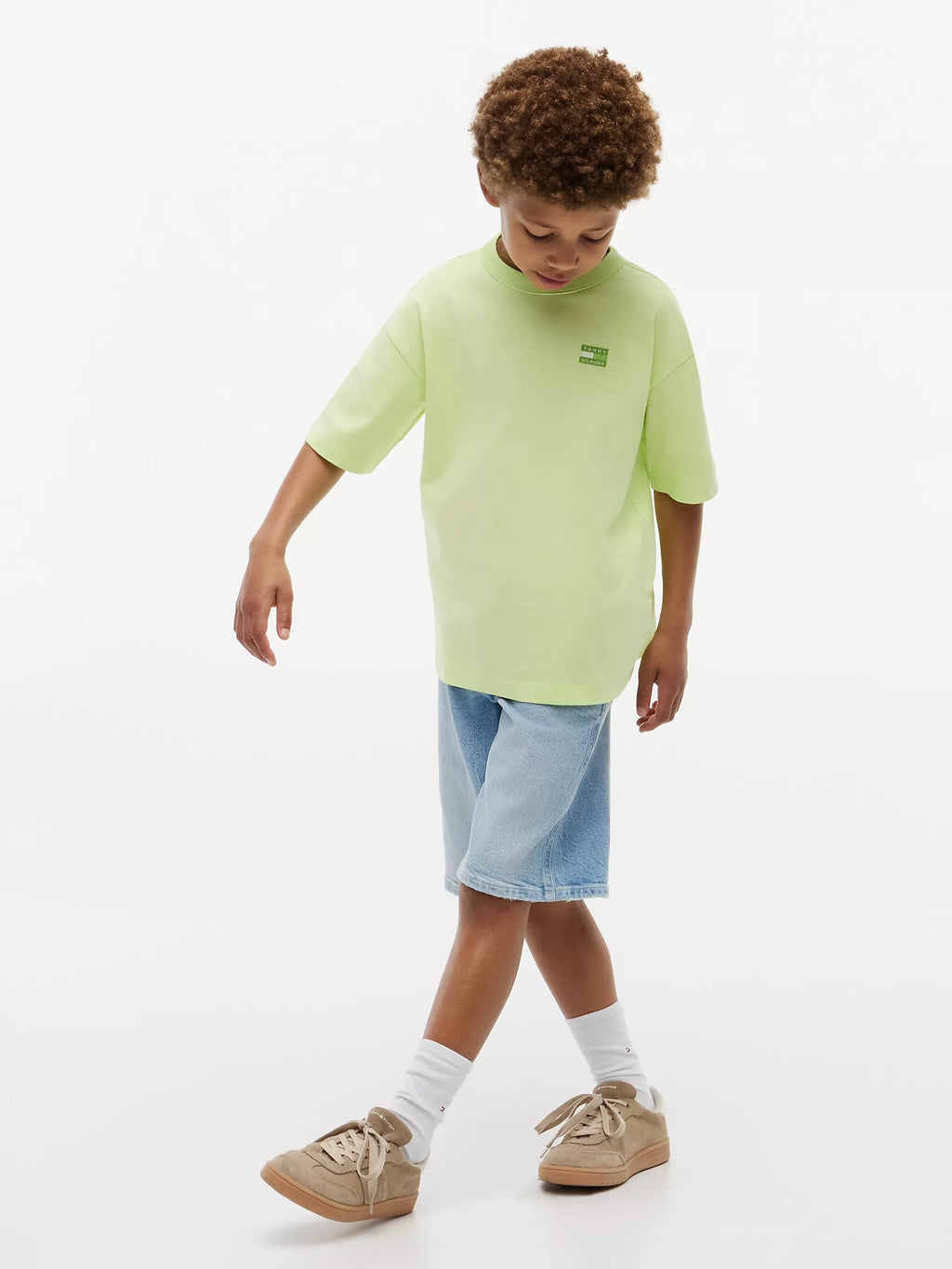 Franela con logo bordado del mismo color para niños