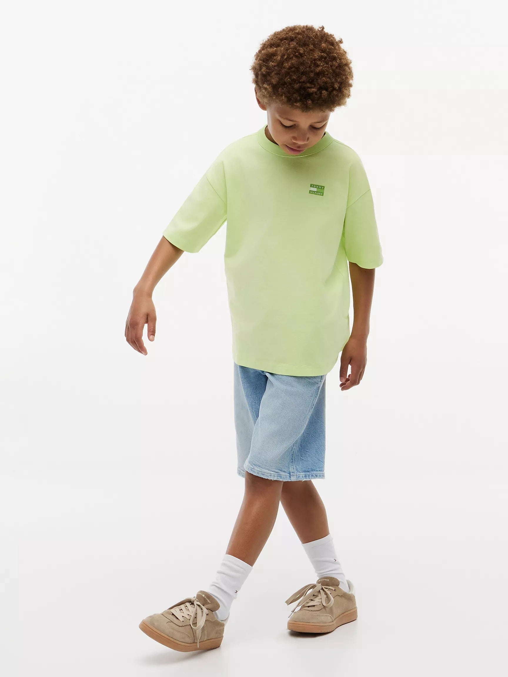 Franela con logo bordado del mismo color para niños