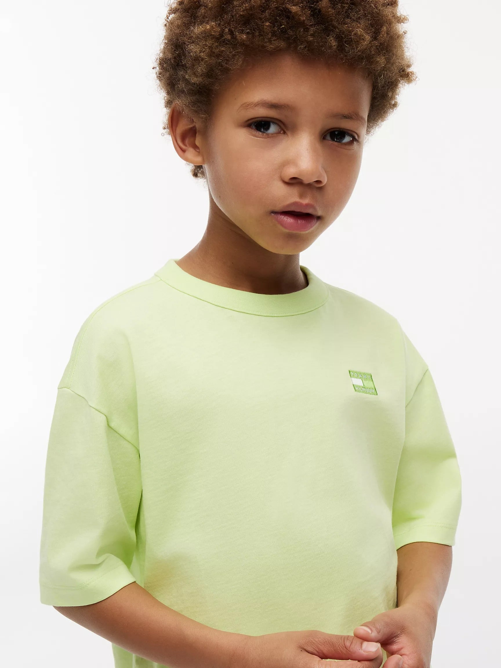 Franela con logo bordado del mismo color para niños