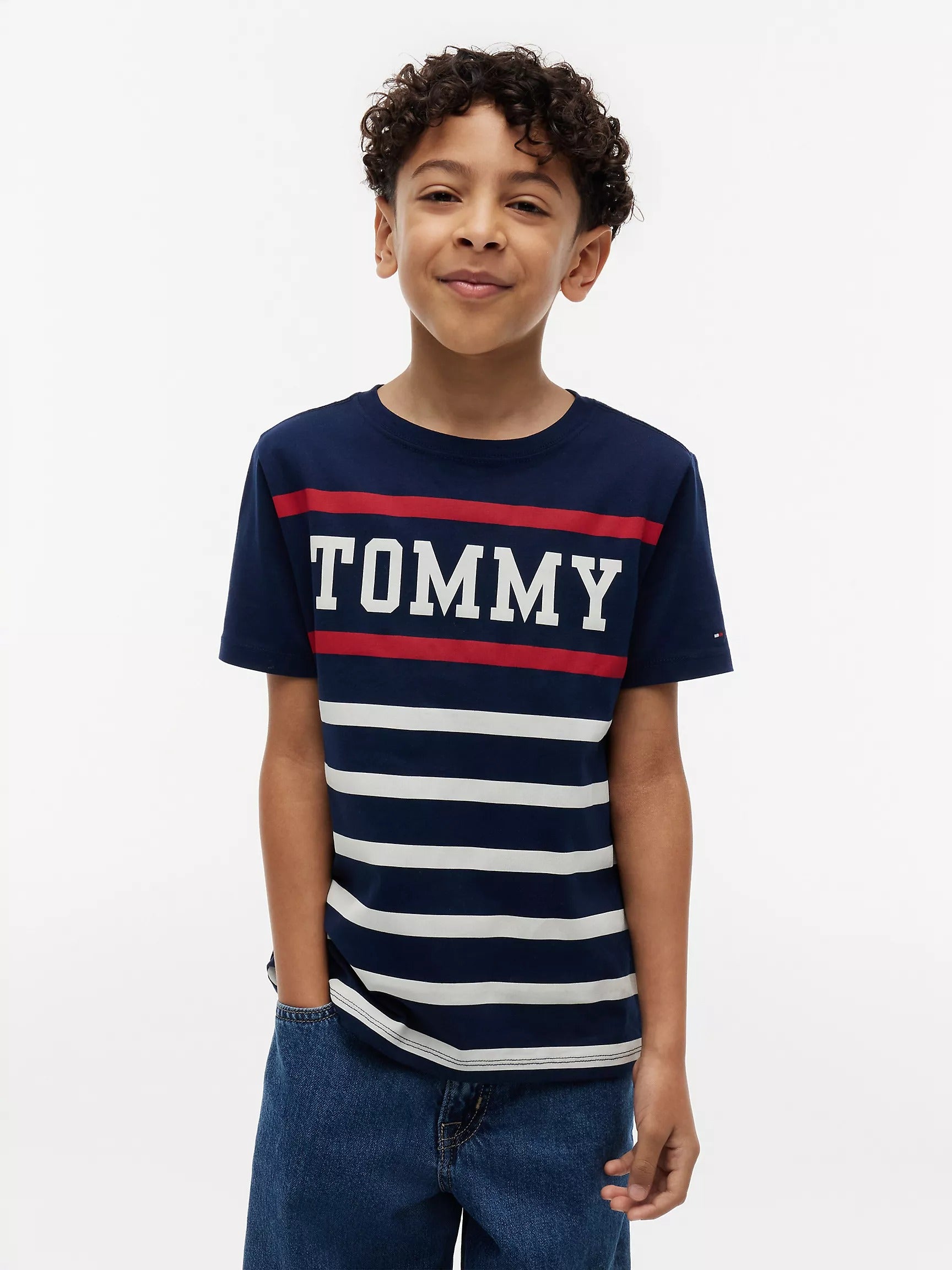 Franela con rayas y logo estampado para niños