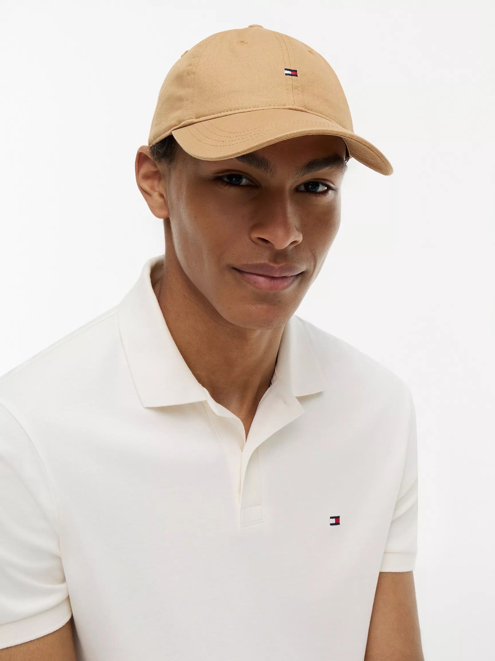 Gorra con bandera bordada