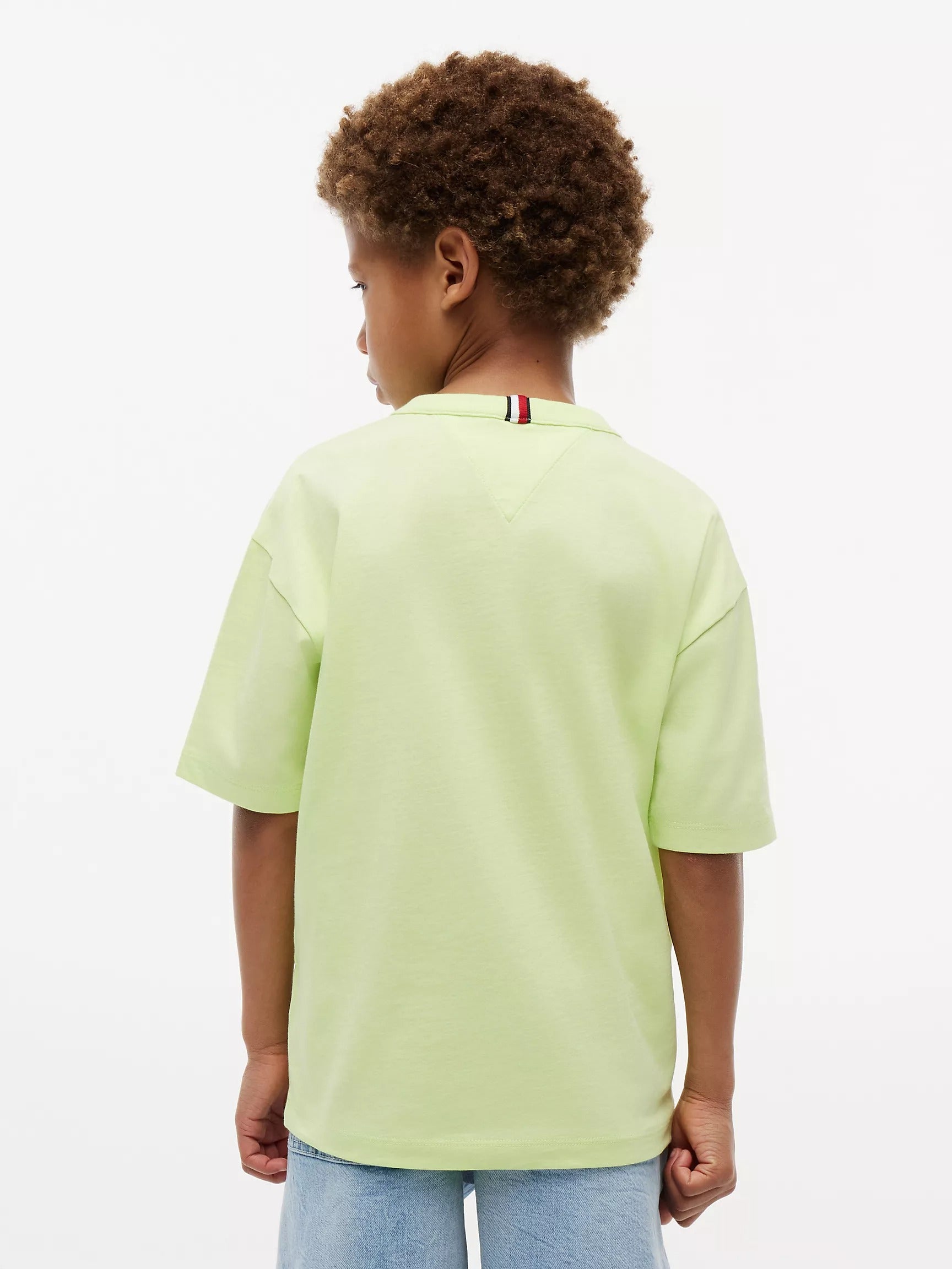 Franela con logo bordado del mismo color para niños