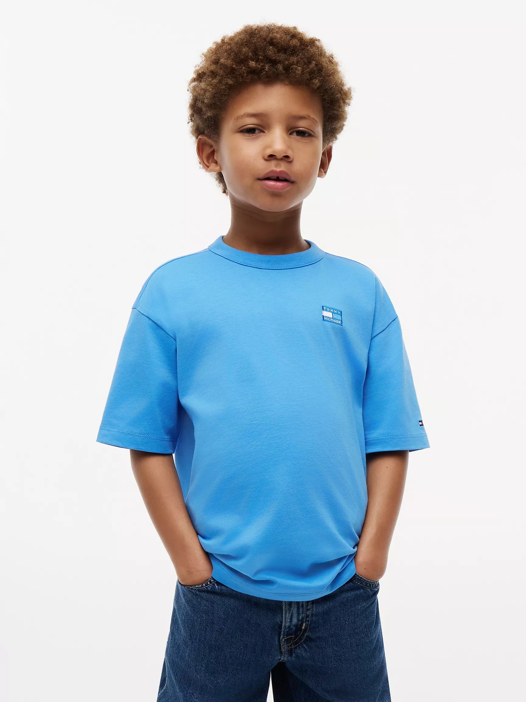 Franela con logo bordado del mismo color para niños