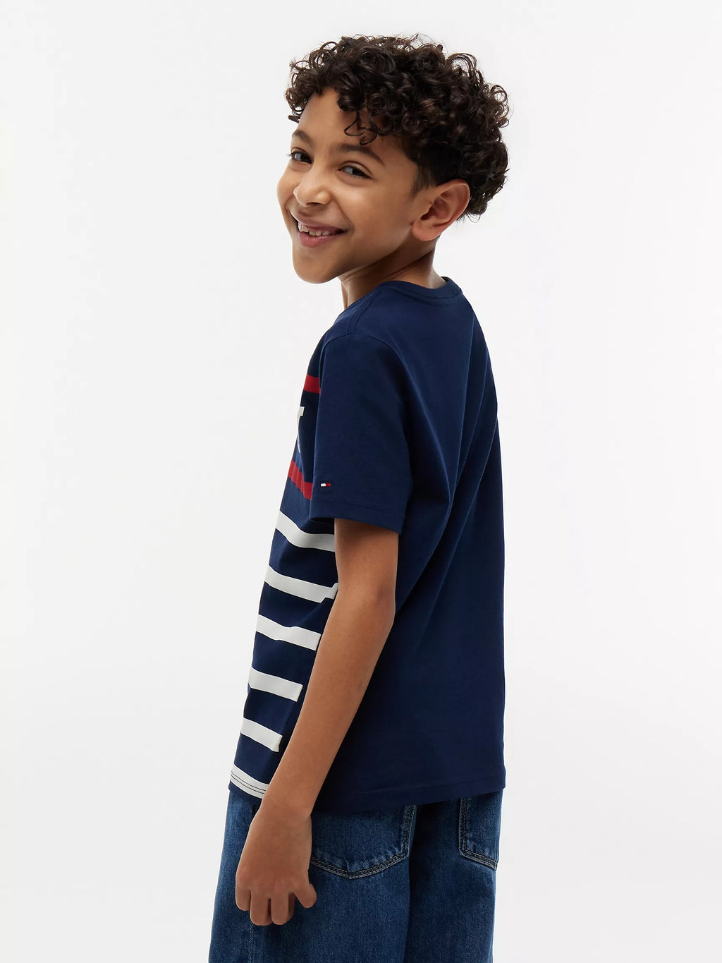 Franela con rayas y logo estampado para niños