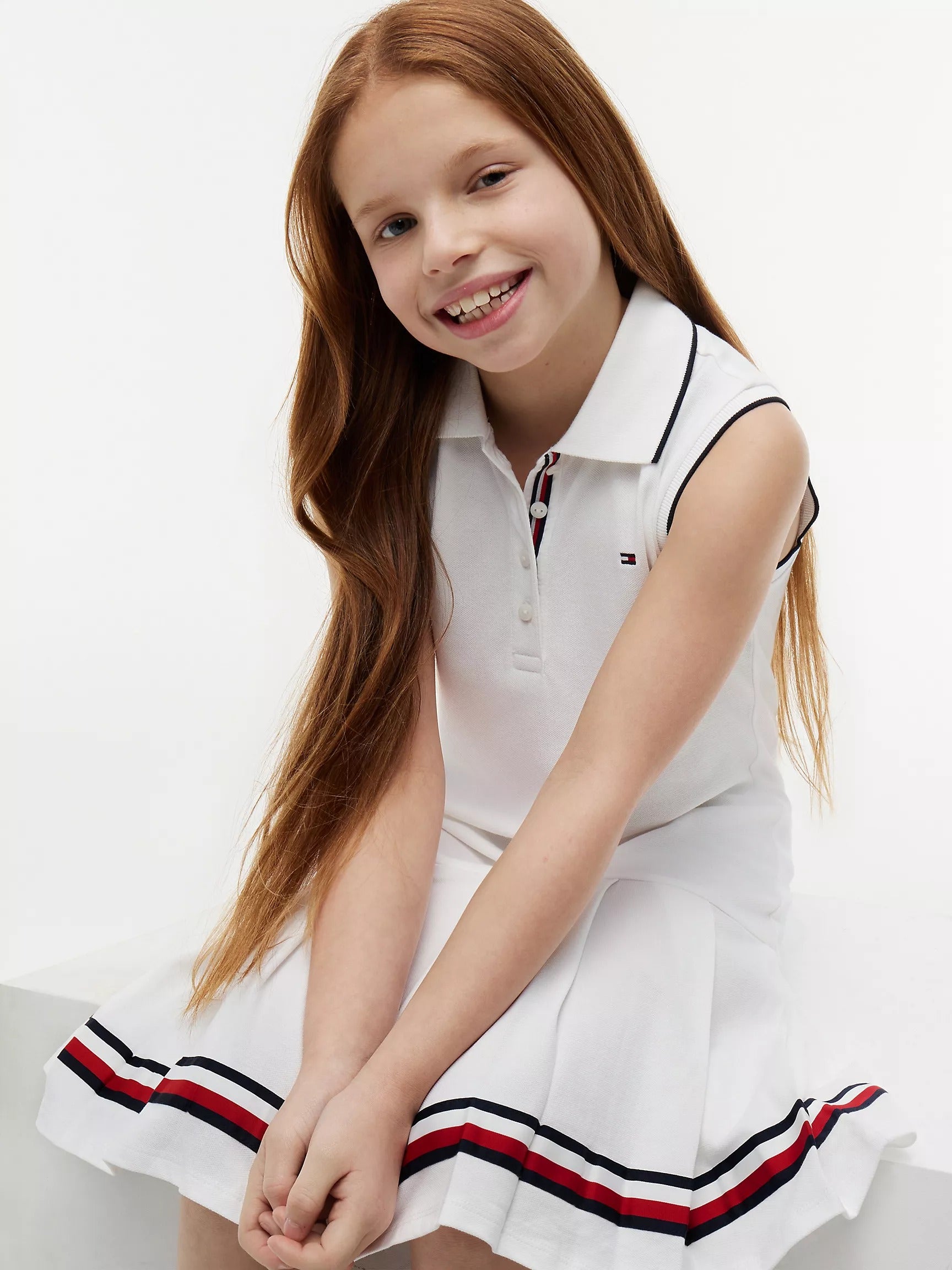 Vestido unicolor sin mangas con logo para niñas