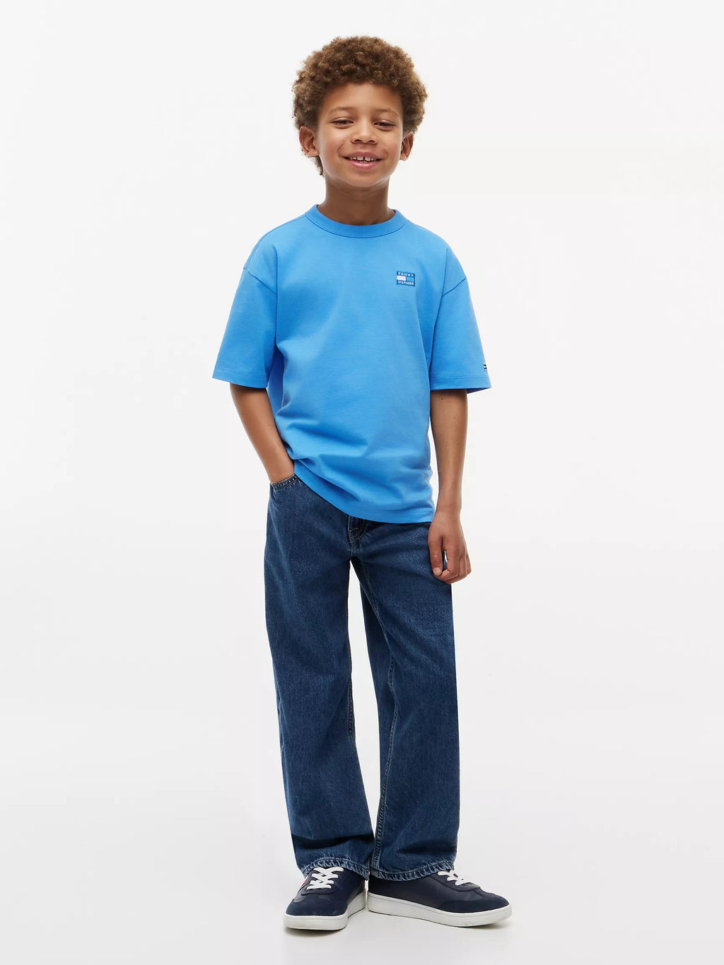 Franela con logo bordado del mismo color para niños