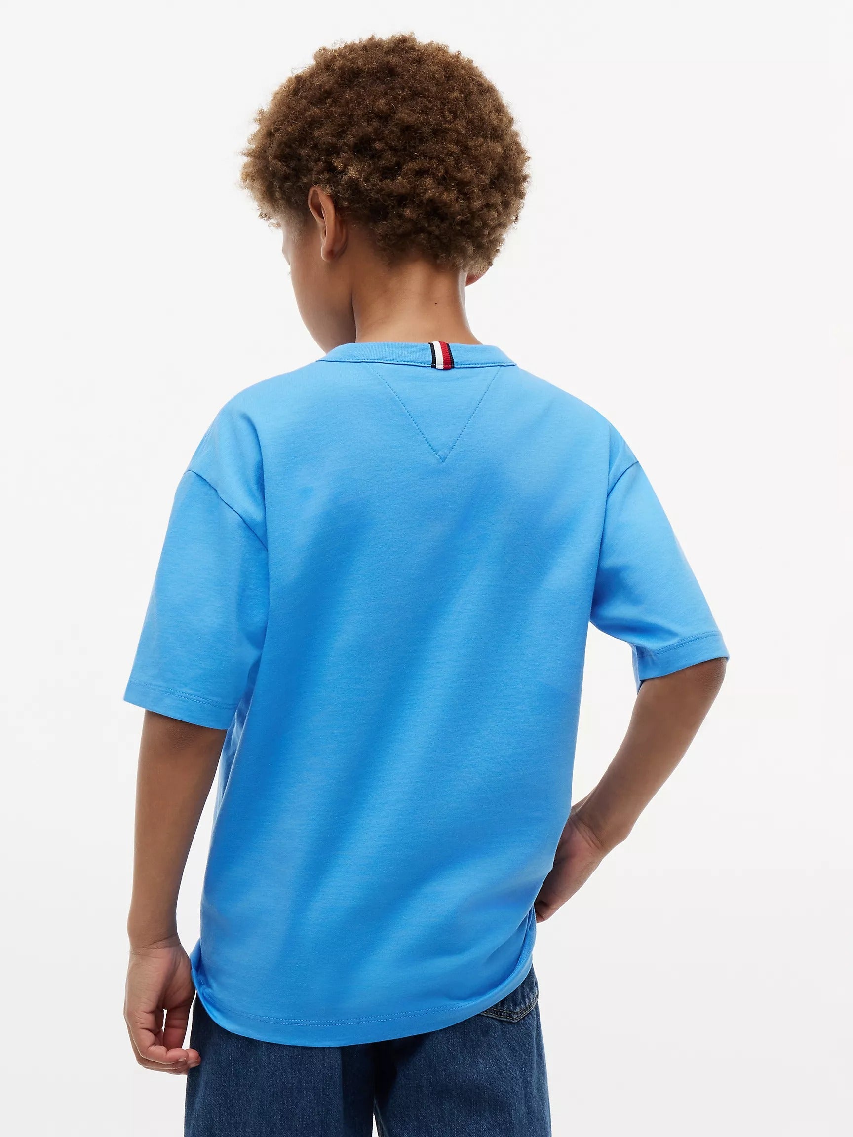 Franela con logo bordado del mismo color para niños