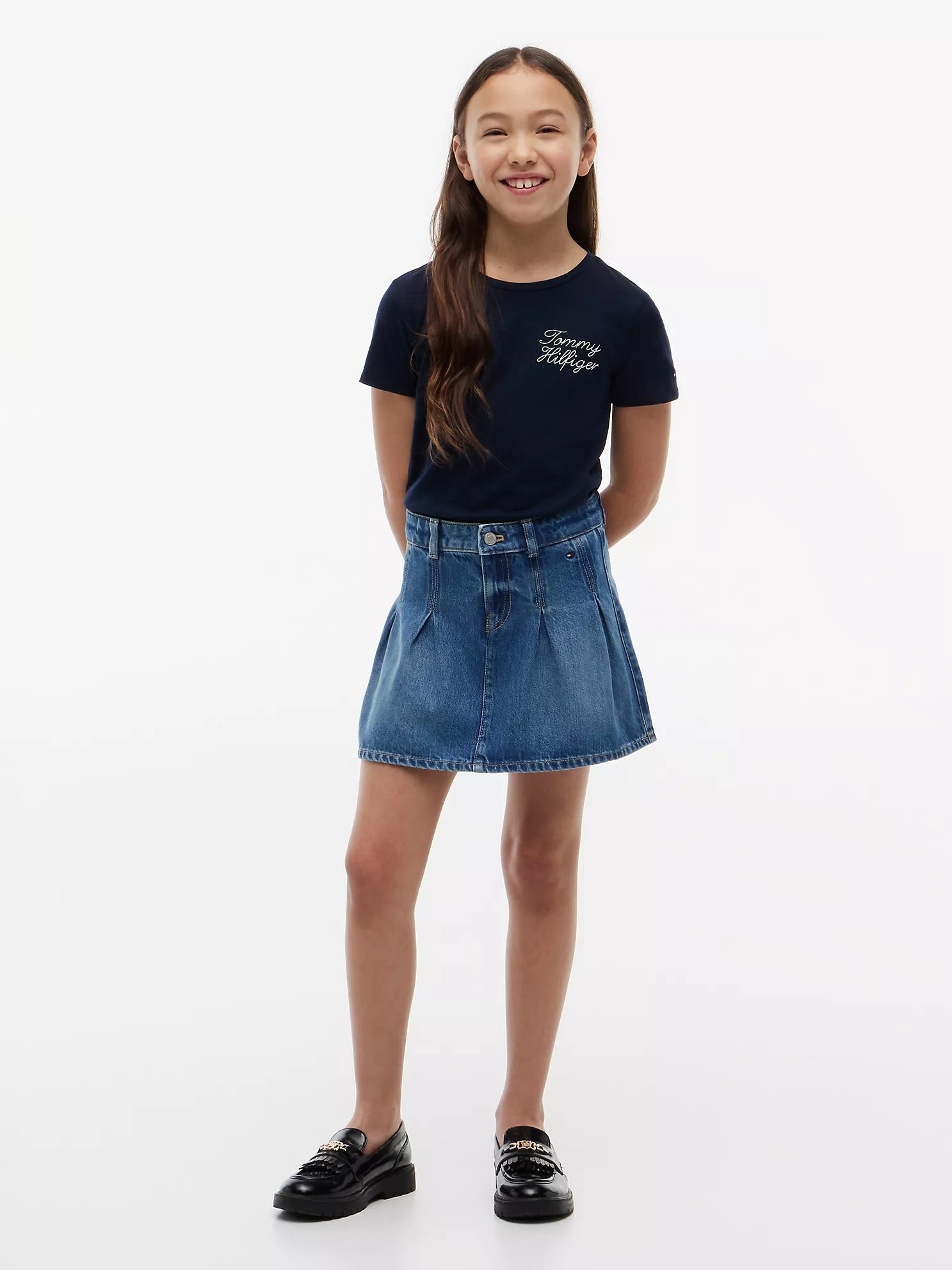 Franela unicolor con logo en letra cursiva para niñas