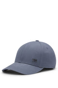 Gorra con logo en metal