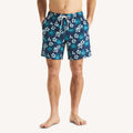 Traje de baño tipo short 7" con estampado de flores