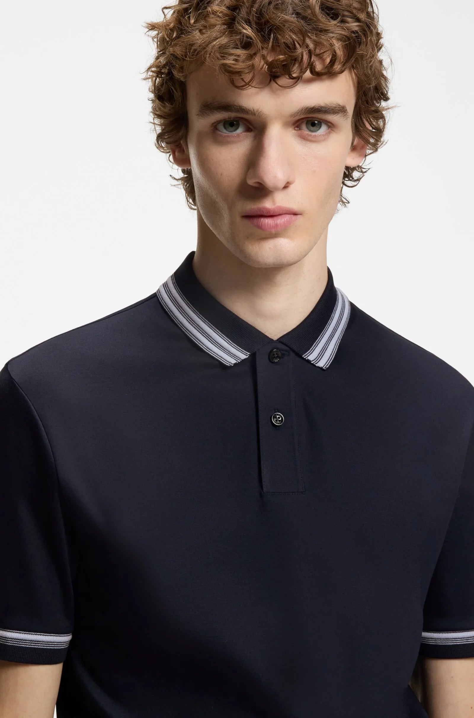 Chemise ajustada de algodón mercerizado con ribeteado