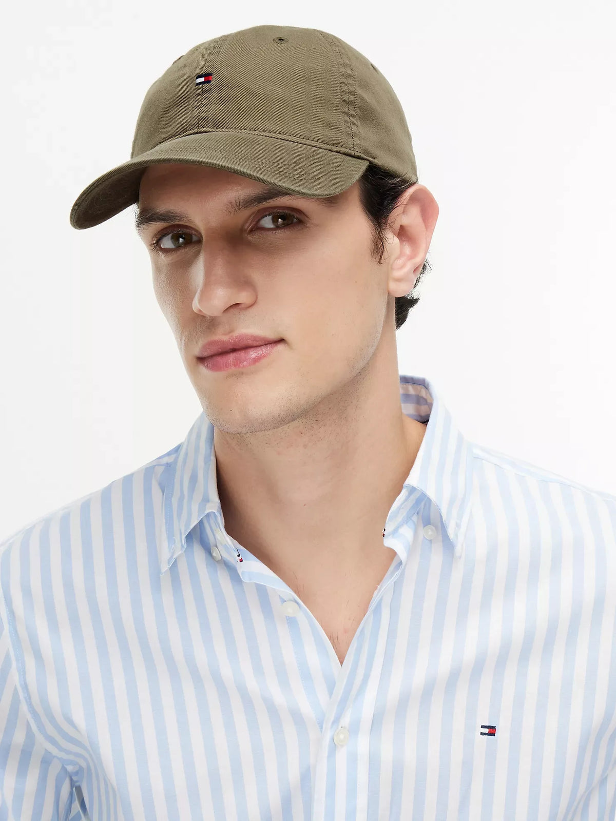 Gorra con bandera bordada
