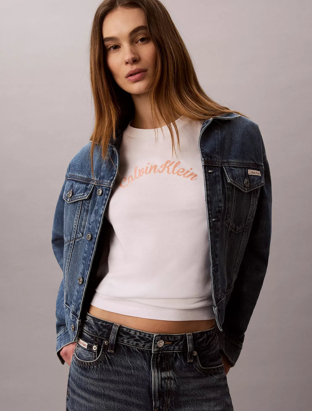 Franela cuello redondo con estampado en arco