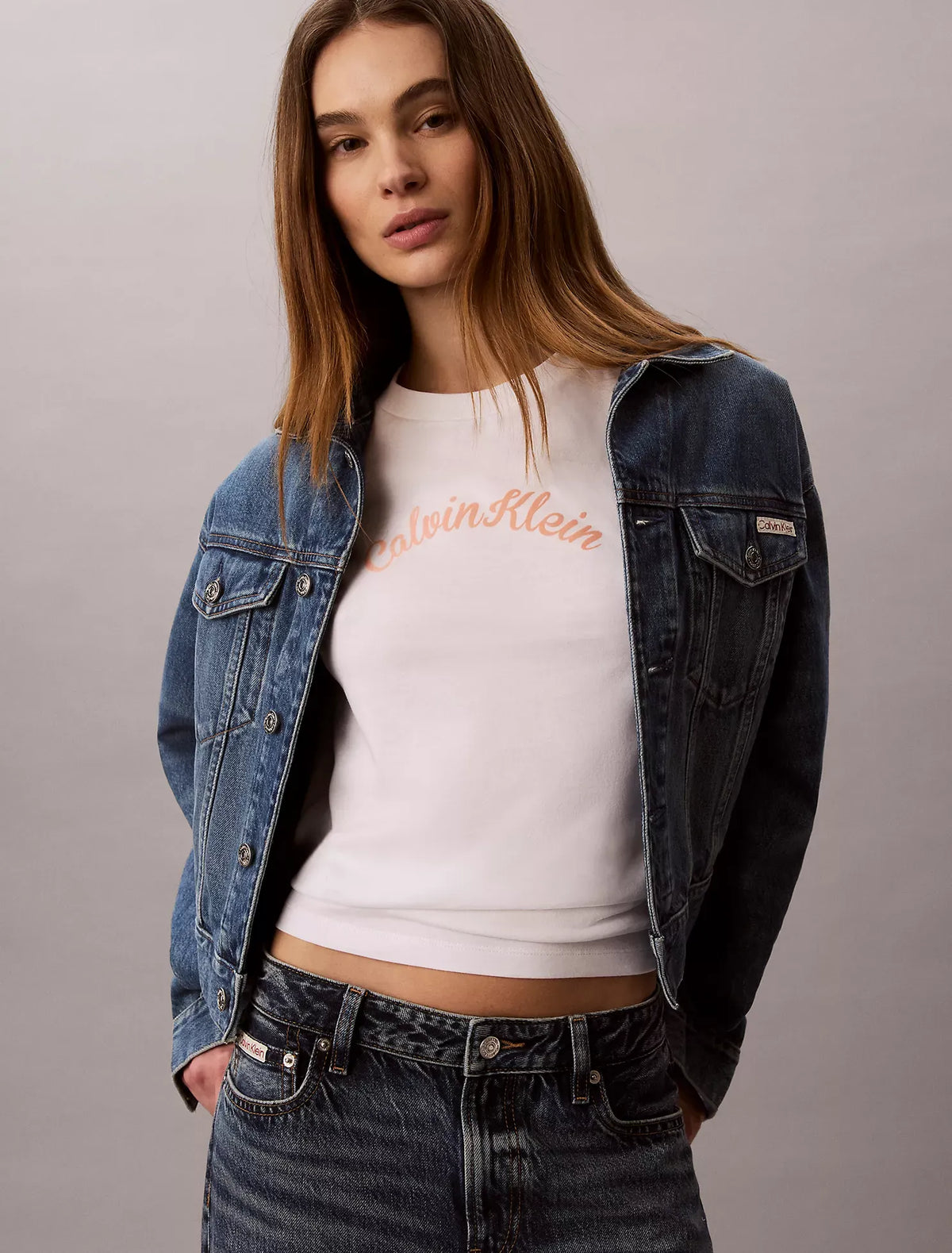 Franela cuello redondo con estampado en arco