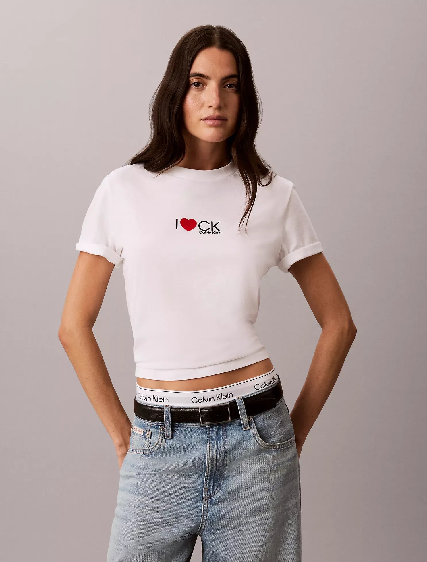 Franela cuello redondo con logo de corazón