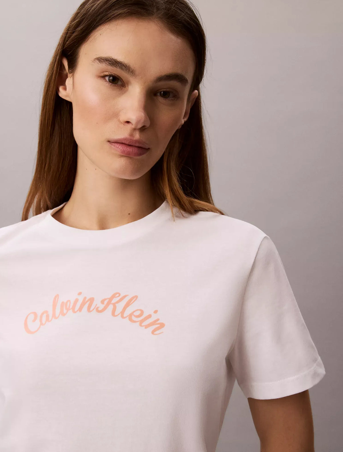 Franela cuello redondo con estampado en arco