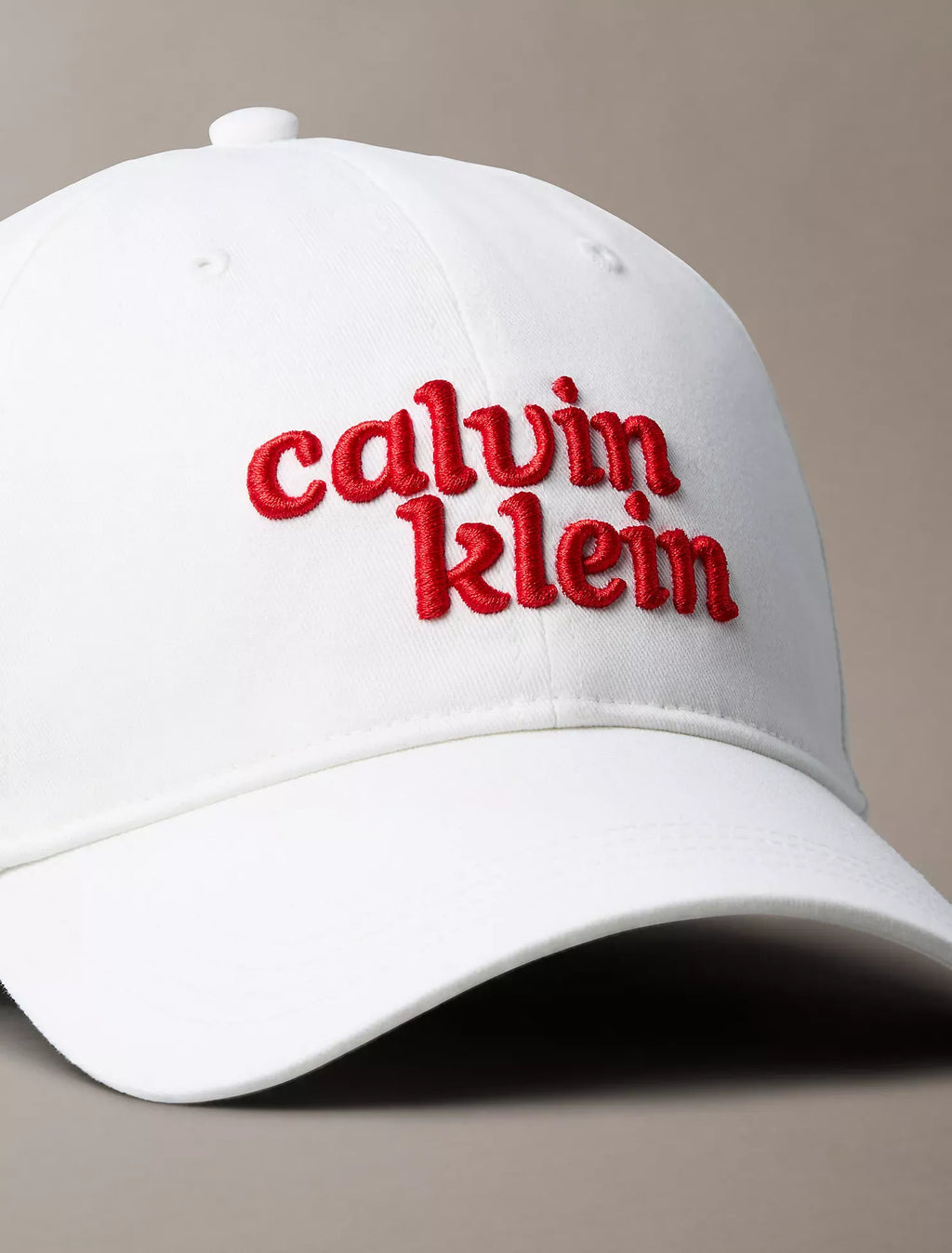 Gorra con logo bordado grande