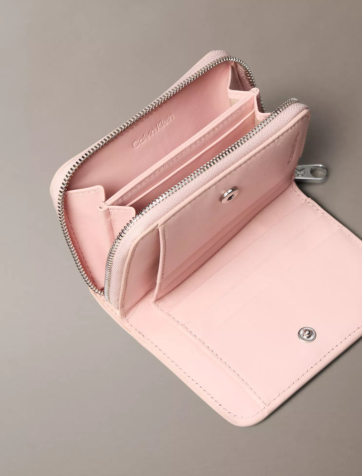 Cartera tipo monedero pequeño con logo