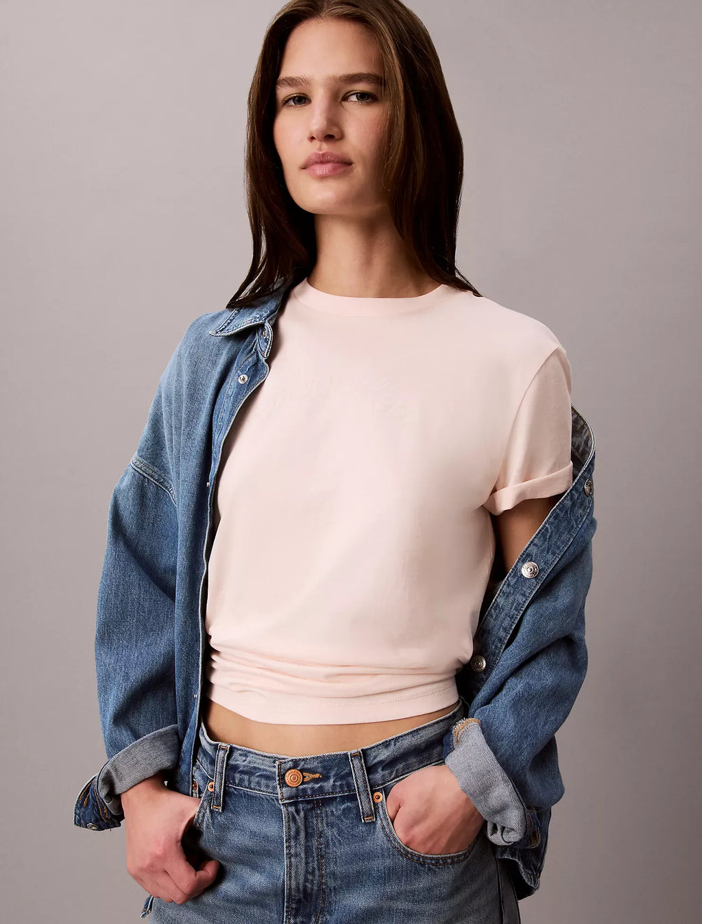 Franela cuello redondo con estampado en arco