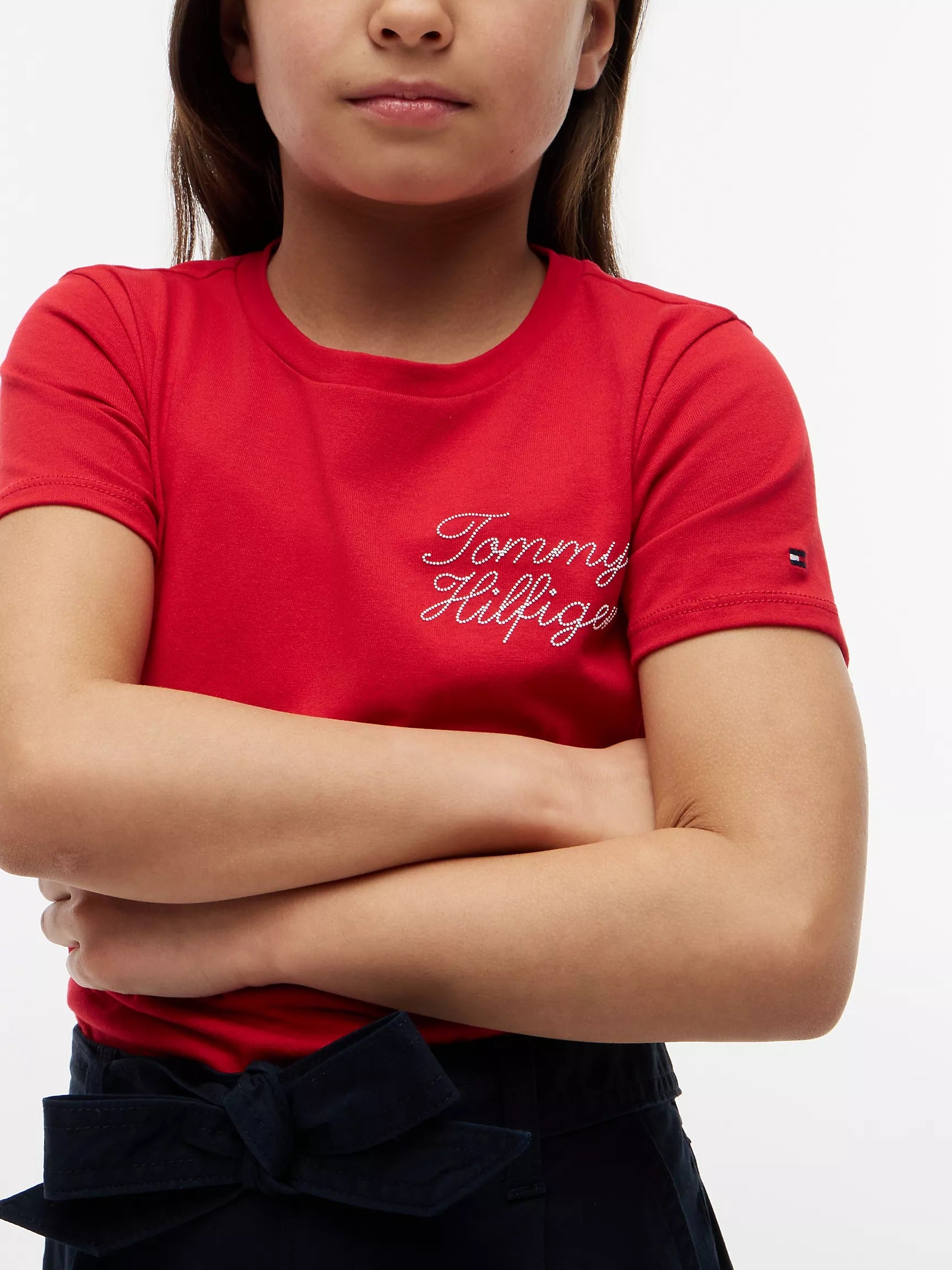 Franela unicolor con logo en letra cursiva para niñas