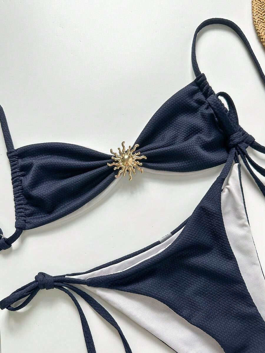 Bikini con textura y adorno de sol