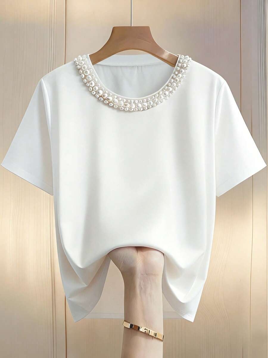 Blusa con decoracion de perlas en el cuello