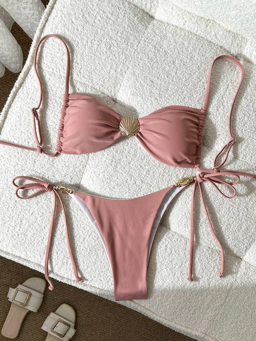 Bikini con adorno de concha