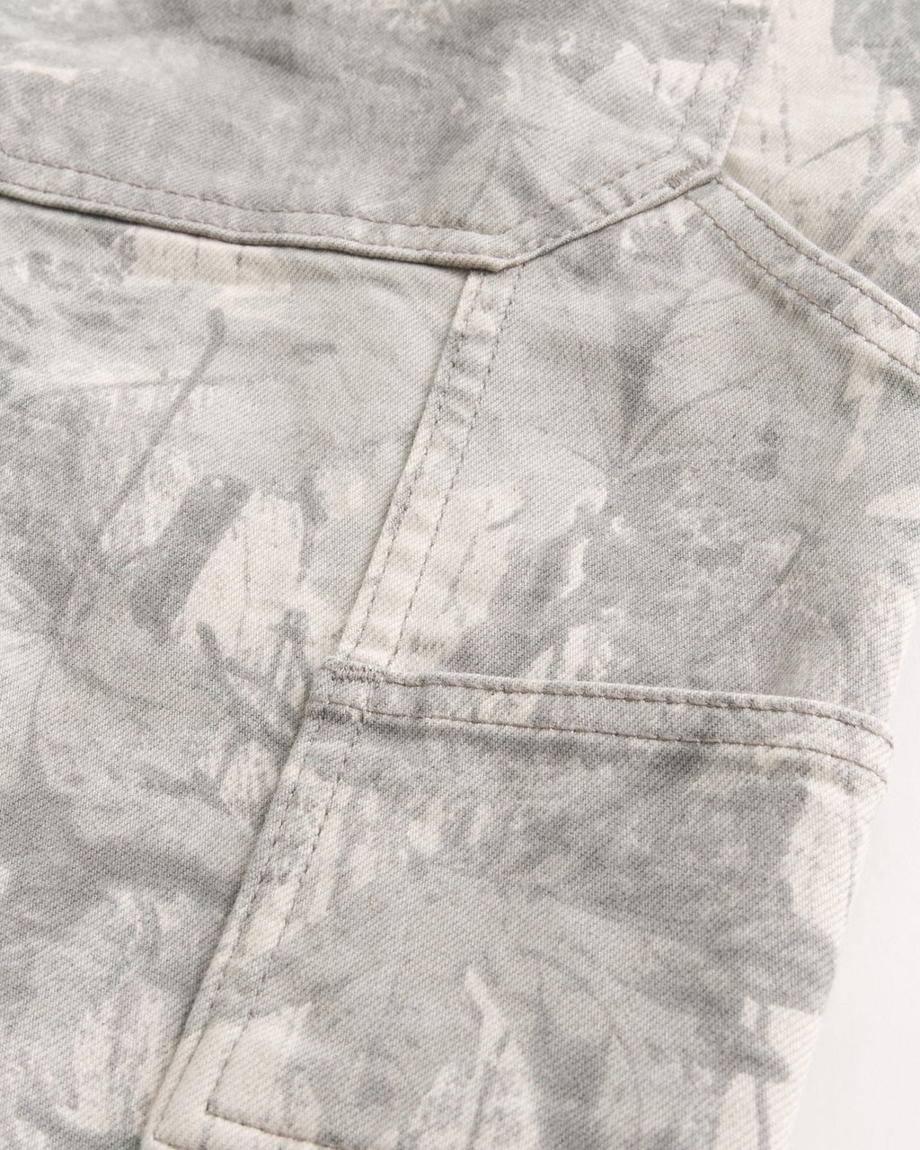 Bermuda denim estilo camuflaje y corte holgado