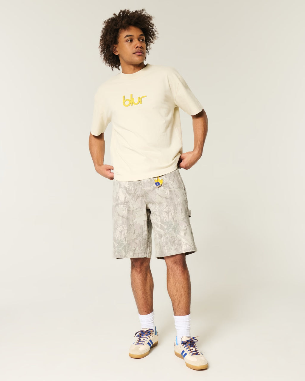 Bermuda denim estilo camuflaje y corte holgado