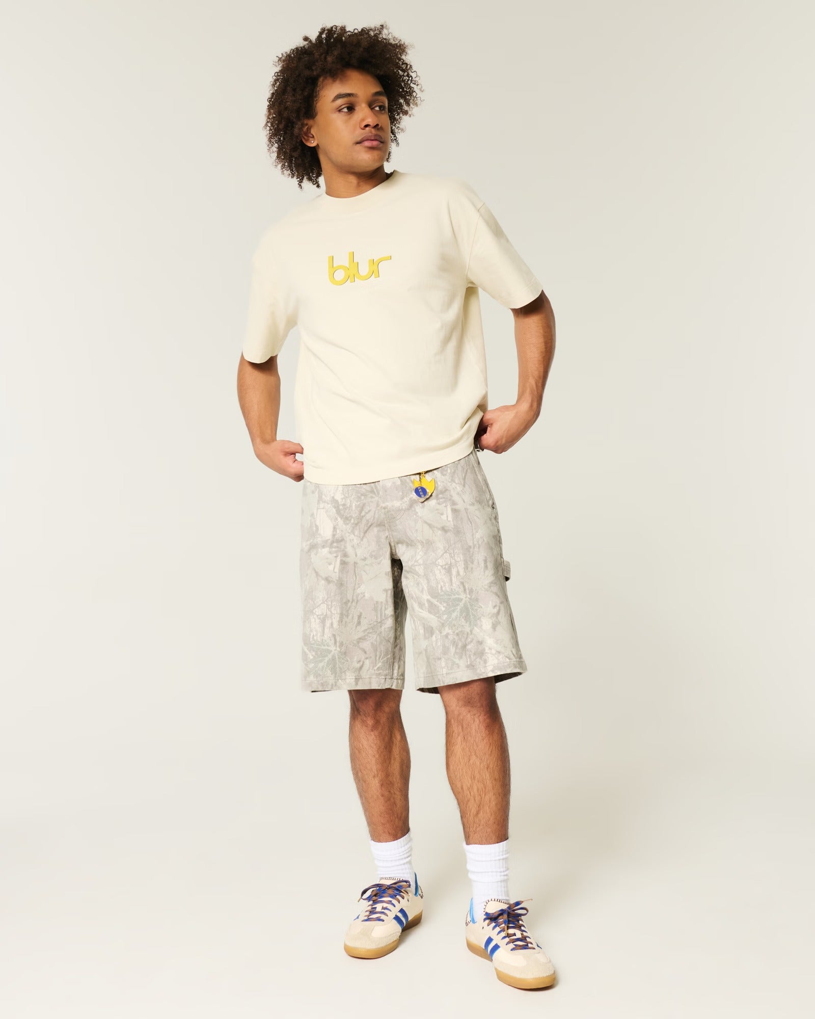 Bermuda denim estilo camuflaje y corte holgado