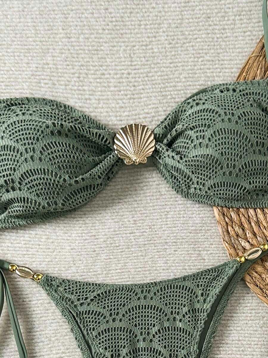Bikini con tela perforada y adorno de concha