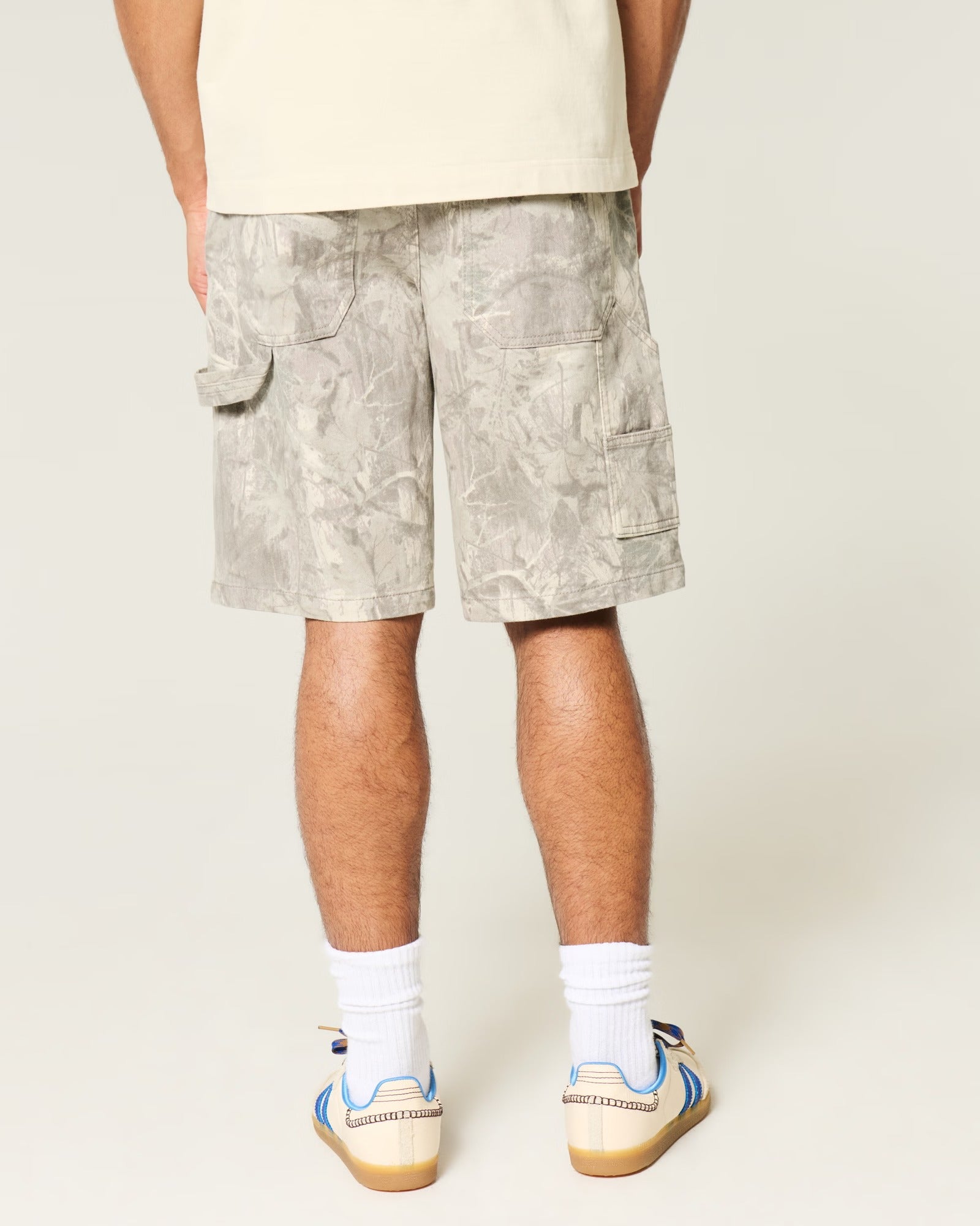 Bermuda denim estilo camuflaje y corte holgado
