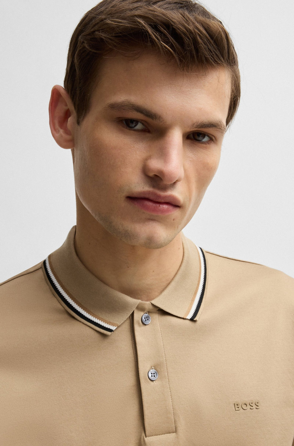 Chemise ajustada con logo estampado y cuello ribeteado
