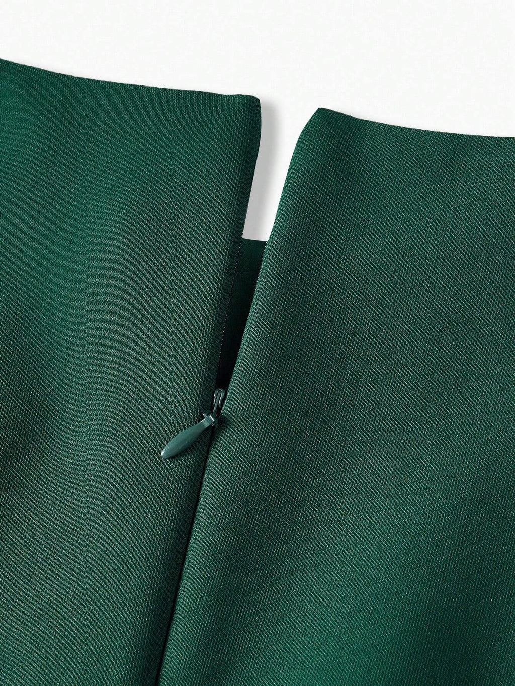 Vestido ajustado con cremallera en la espalda