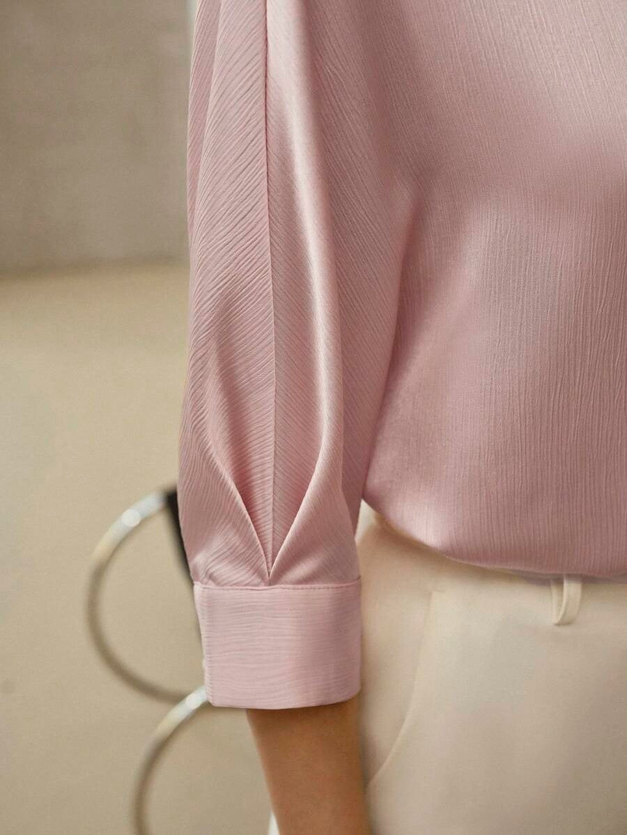 Blusa elegante de textura con orificio en la espalda