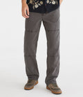 Pantalón holgado tipo carpintero