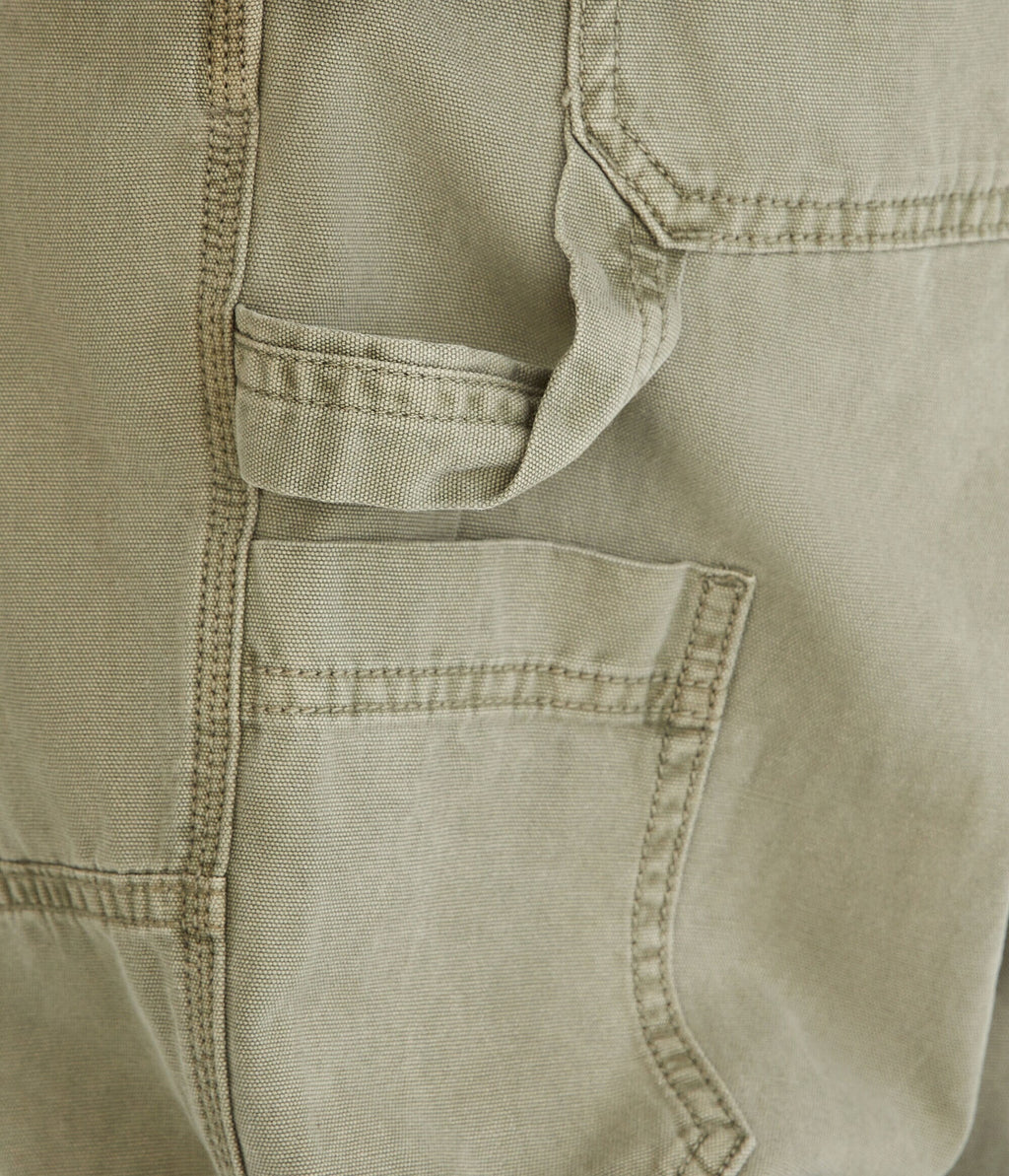 Pantalón holgado tipo carpintero