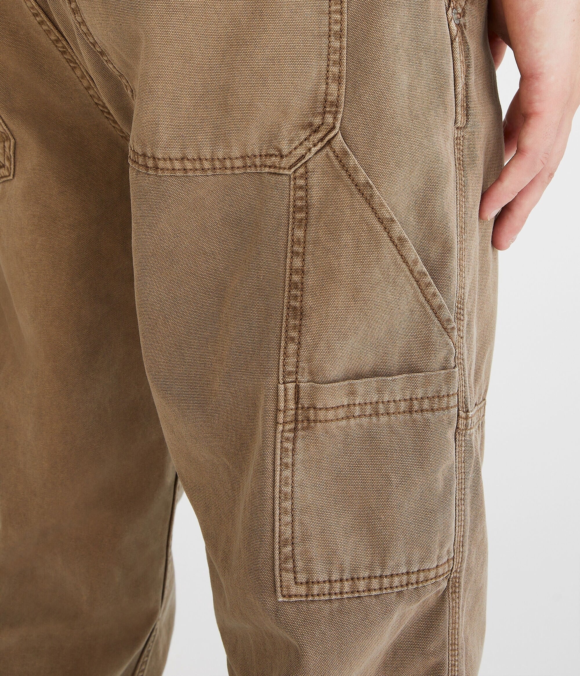 Pantalón holgado tipo carpintero