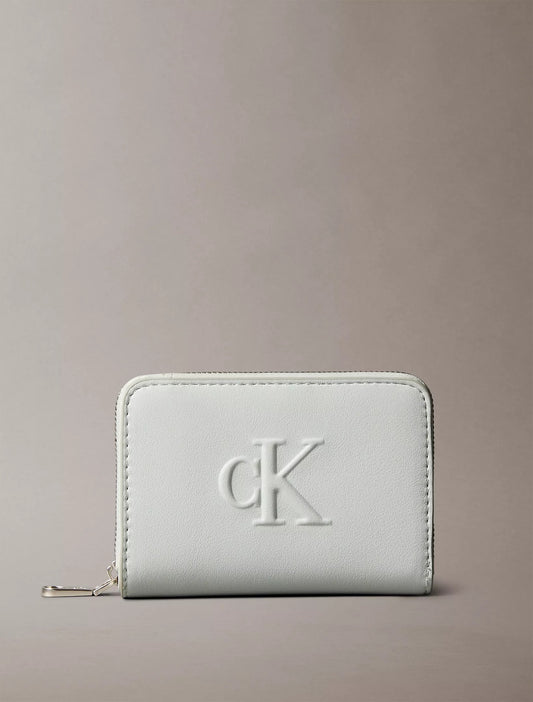 Monedero pequeño con logo en relieve
