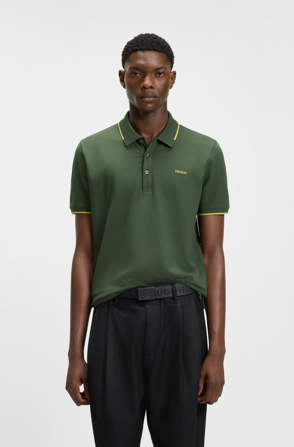 Chemise ajustada con cuello y mangas ribeteadas
