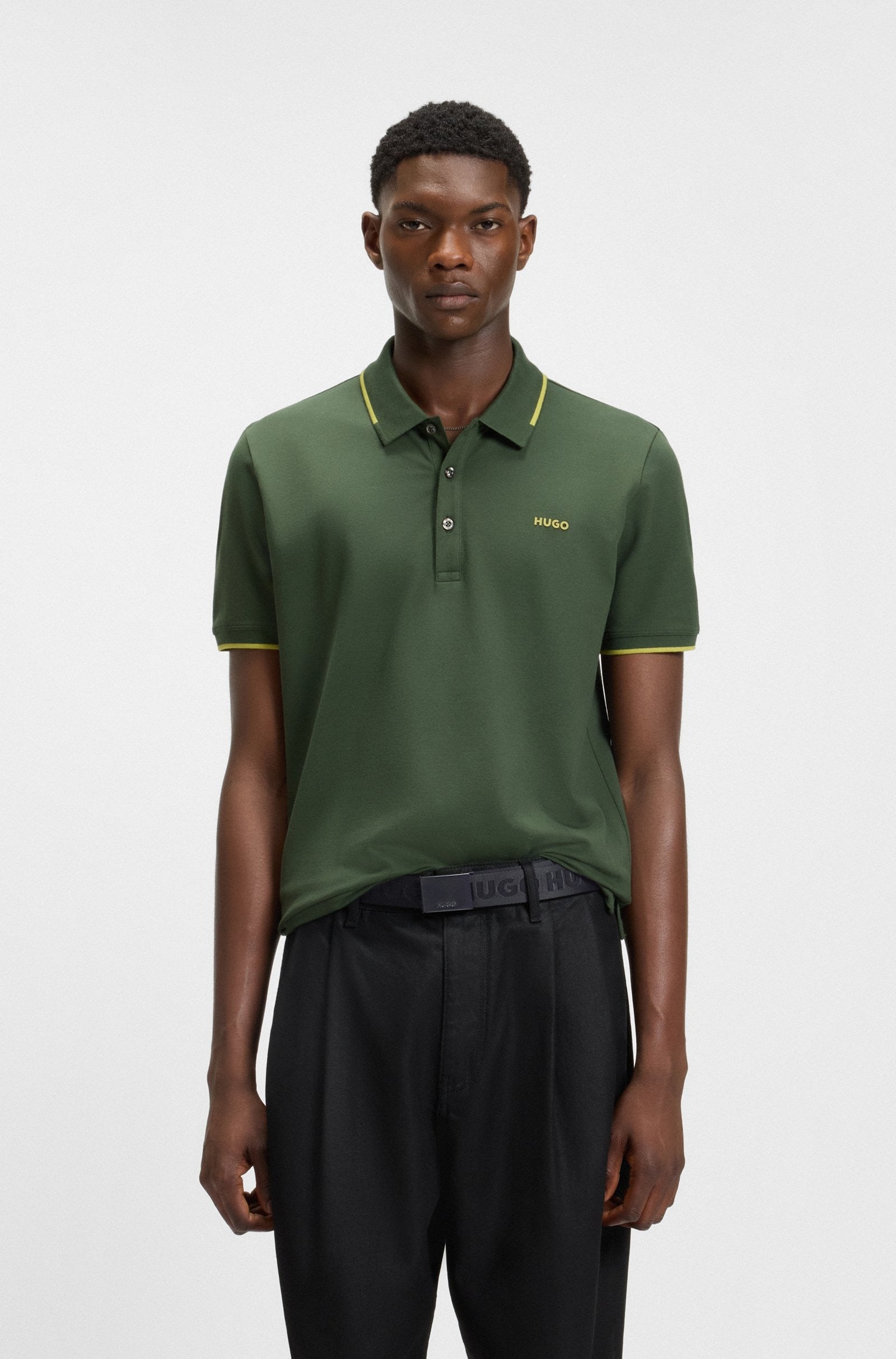 Chemise ajustada con cuello y mangas ribeteadas