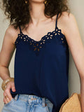 Top con perforaciones florales