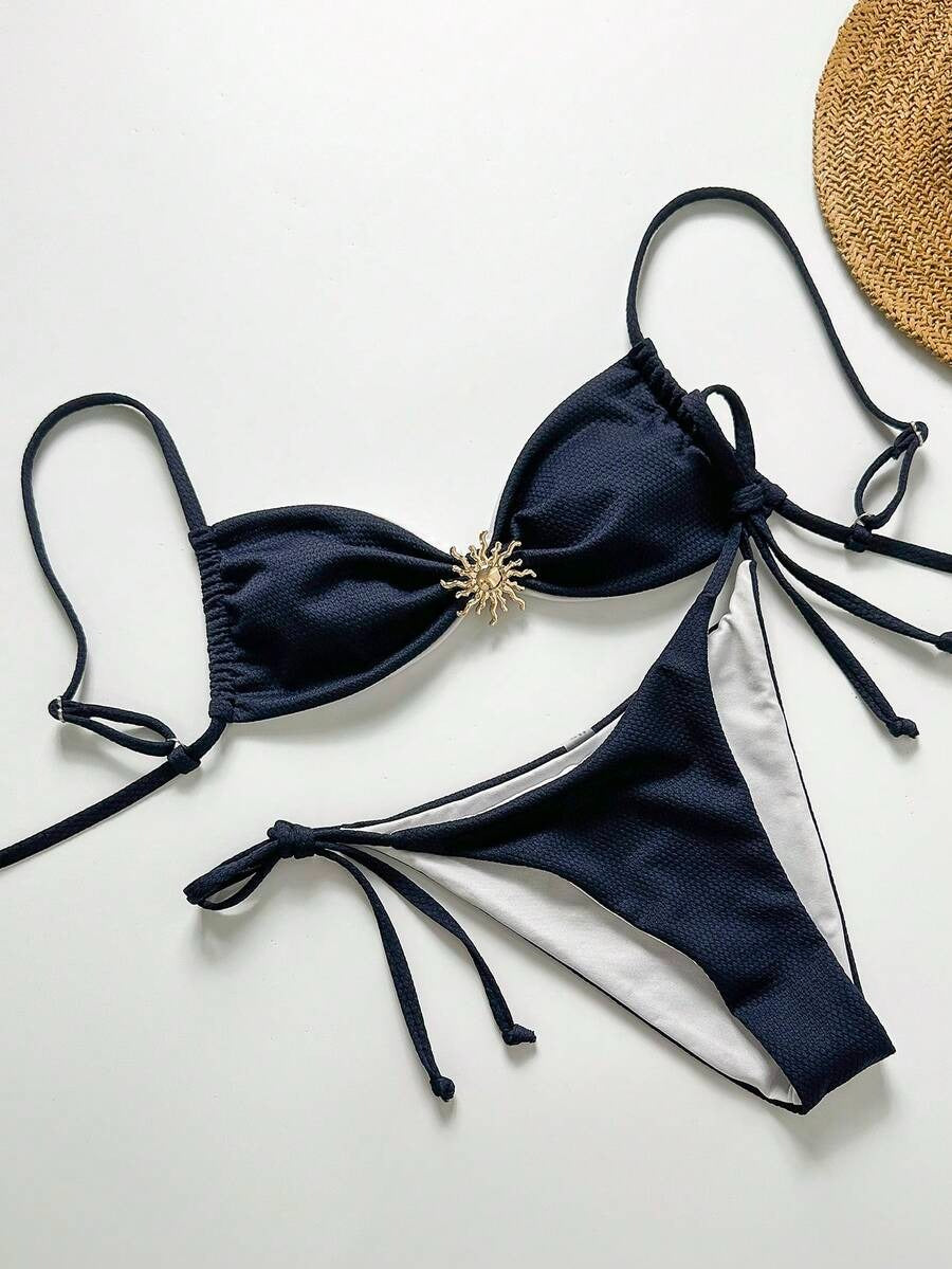 Bikini con textura y adorno de sol