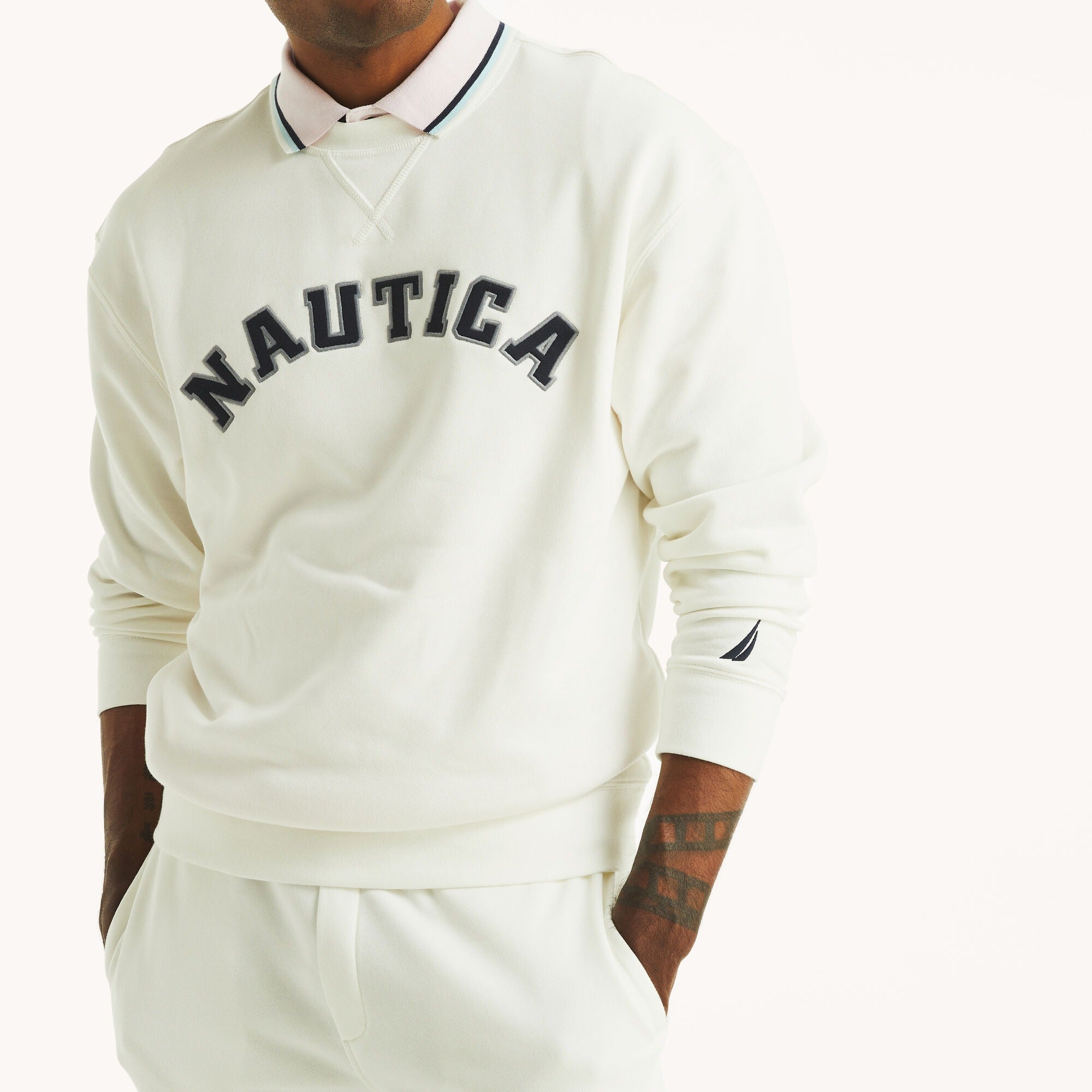 Sudadera con logo bordado central